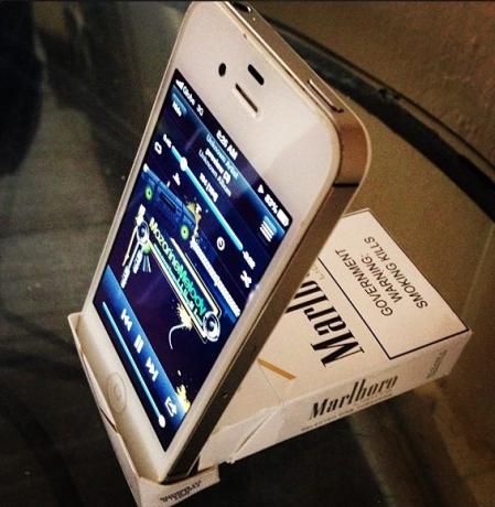 אינסטגרם-Life-Hacks-Cigarette-Pack-Iphone-Dock