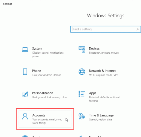 לחץ על חשבונות בהגדרות ב- Windows 10