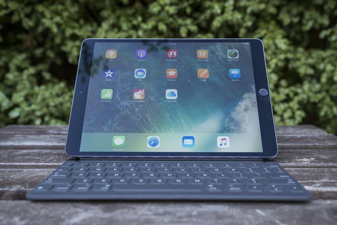 סקירת iPad Pro 10.5: האם מספיק טוב לאייפד? ipad pro 105 stand2