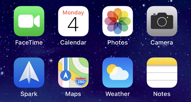 שורות של אפליקציות במסך דף הבית של iPhone עם אפליקציית תמונות