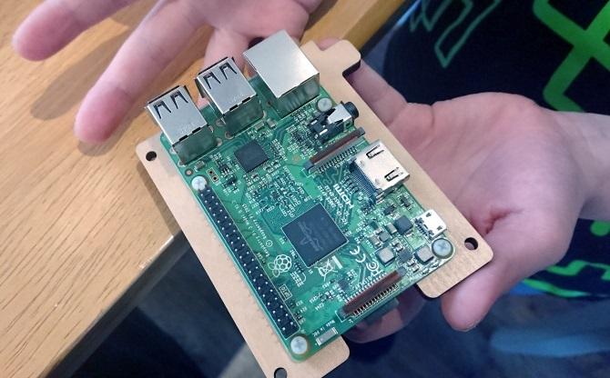 Raspberry Pi 3 כולל את ערכת המחשבים של פייפר