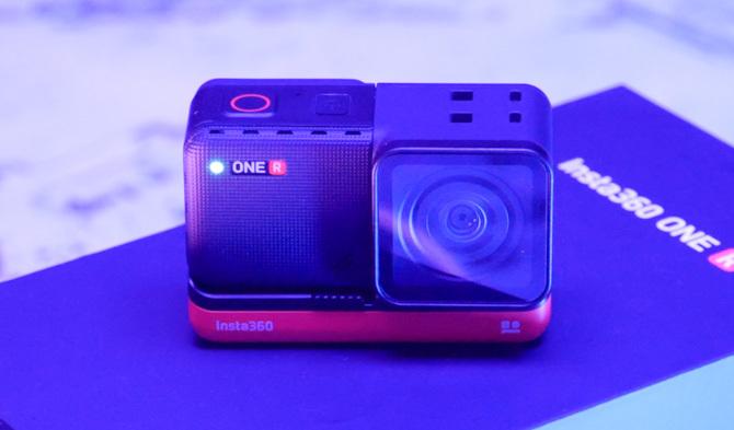 Insta360 אחת r עם מצלמת פעולה