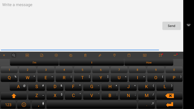 זהו צילום מסך של המקלדת הווירטואלית של SwiftKey כאשר נושא הדלעת מופעל