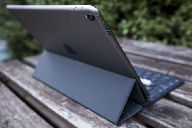 סקירת iPad Pro 10.5: האם מספיק טוב לאייפד? ipad pro 105 stand6