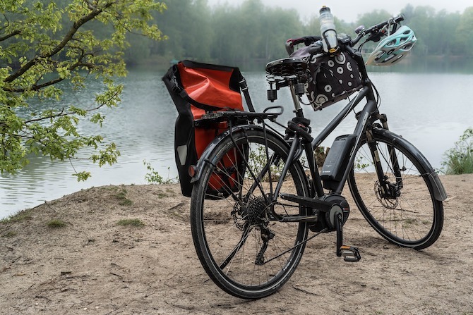 אופניים אלקטרוניים לצד אגם