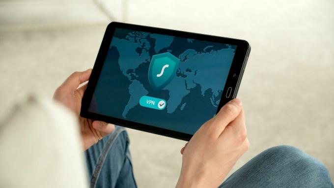 אדם גולש באינטרנט בטאבלט באמצעות VPN 