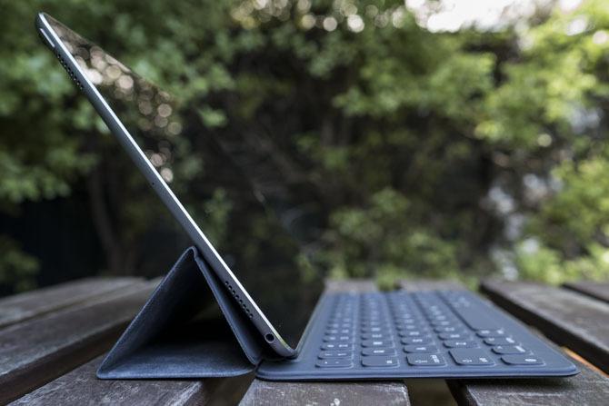 סקירת iPad Pro 10.5: האם מספיק טוב לאייפד? ipad pro 105 side2