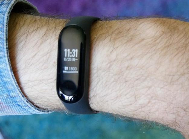 Mi Band 3: אל תקנו Fitbit עד שלא ראיתם את משטח השעון של Mi 3 להקה 670x492