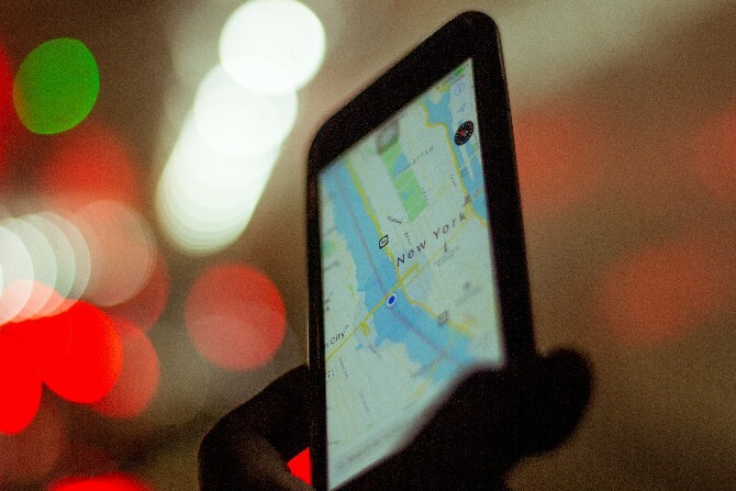 טלפון עם אפליקציית ניווט GPS פתוח