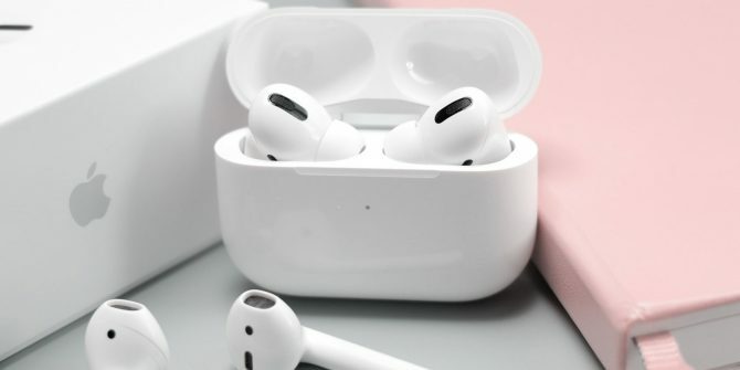 Apple AirPods ו- AirPods Pro