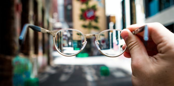 יד מחזיקה משקפיים ברחוב