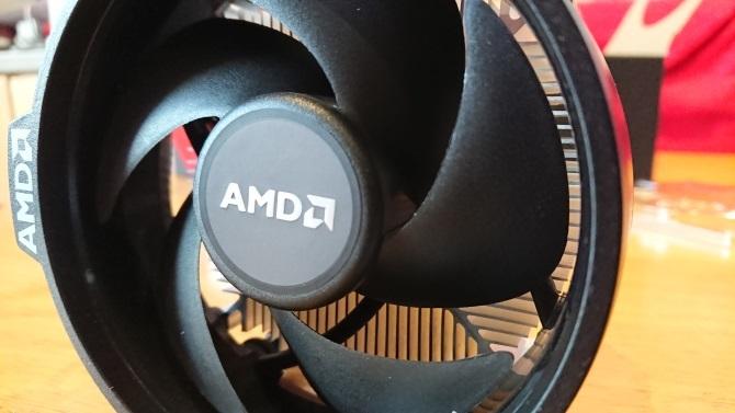 התקן גוף קירור ומאוורר במחשב Mini-ITX