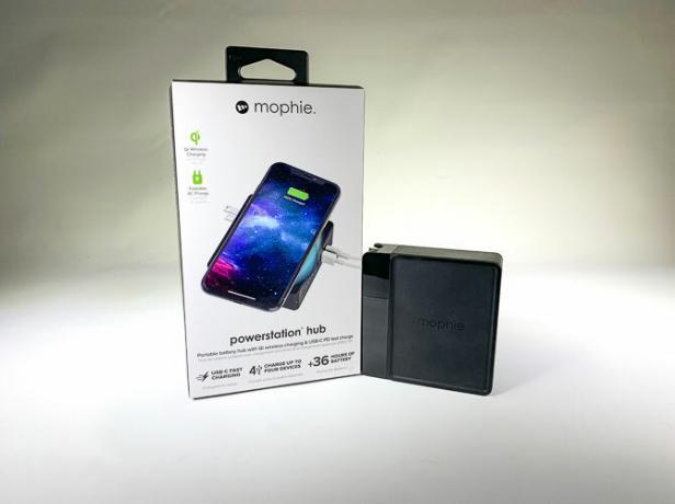 Mophie Powerstation Hub ליד התיבה שלו